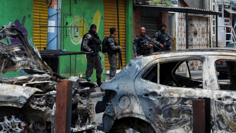 Miembros de la unidad especial de la policía militar patrullan una calle durante un operativo policial contra el narcotráfico en la favela do Penha, en Río de Janeiro, Brasil, el 28 de octubre de 2025. REUTERS/Aline Massuca