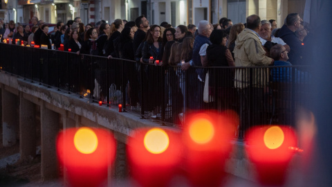 Homenaje por las víctimas de la DANA. Paiporta forma una cadena humana en la Rambla del Poyo para homenajear a las víctimas de la dana