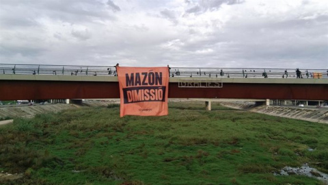 Pancarta contra Mazón en el Pont de la Solidaritat.