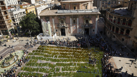 Mantas térmicas en el suelo de la zona central de la Plaza de la Virgen de València.