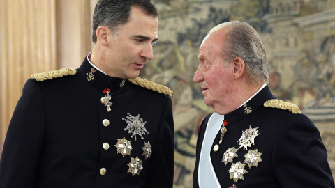 Felipe y Juan Carlos de Borbón, en una imagen de archivo tomada en 2014.