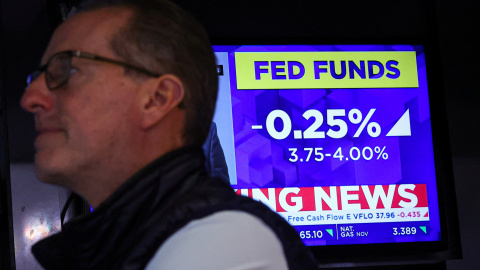 2025-10-29T182909Z_667515219_RC2ULHAE1R0W_RTRMADP_3_USA-MARKETS-FED Una pantalla muestra el anuncio de la rebaja de tipos de la FED.
