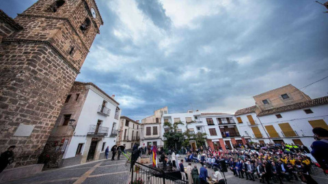 Letur recuerda a sus seis vecinos fallecidos en la dana con un llamamiento a la unidad y reconociendo la ayuda recibida