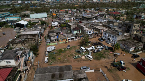 Un residente retira escombros de las inmediaciones de su casa tras el paso del huracán Melissa, en Santiago de Cuba, el 29 de octubre de 2025. REUTERS/Norlys Perez