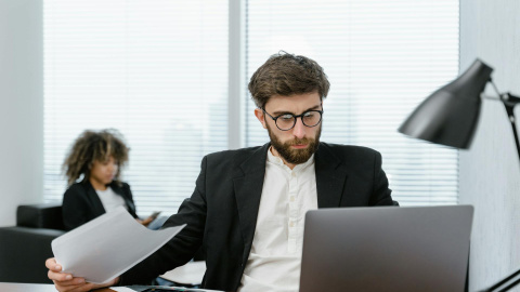 Trabajador frente al ordenador