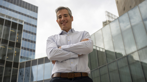 Oriol Nolis, a l'exterior de l'edifici d'RTVE Catalunya. Oriol Nolis, a l'exterior de l'edifici d'RTVE Catalunya.