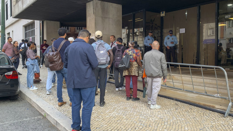 Colas ante la Agencia para la Integración, Migraciones y Asilo, en Lisboa, el día que entró en vigor la reforma de la Ley de Extranjeros.