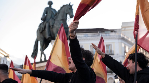 Varias personas hacen el saludo fascista durante una manifestación falangista el 23 de mayo de 2025 en Madrid.