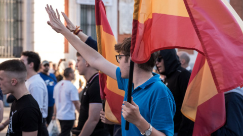 Falangistas durante una manifestación ultra. Varias personas hacen el saludo fascista durante una manifestación con el lema “Remigración. Por unos barrios seguros”, a 23 de mayo de 2025, en Madrid.