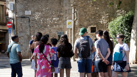 Un grup de turistes visitant Girona Un grup de turistes visitant Girona