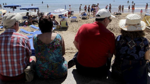 Jubilados en la playa.