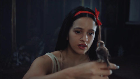 Rosalía caracterizada como Blancanieves en el videoclip de Berghain.