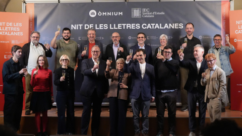 Foto de família de la nova Nit de les Lletres Catalanes.
