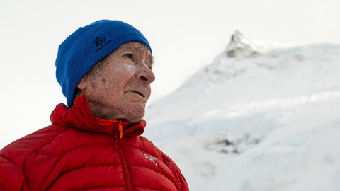 Carlos Soria, el legendario alpinista que este septiembre se ha convertido en la persona de mayor edad, a los 86 años, en alcanzar la cima del Monte Manaslu