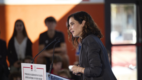 La presidenta de la Comunidad de Madrid, Isabel Díaz Ayuso, durante la firma de un protocolo de colaboración, en el IES Antonio Fraguas 'Forges', a 23 de octubre de 2025, en Madrid (España).