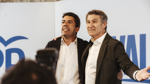 El presidente del Partido Popular, Alberto Núñez Feijóo, y el presidente del PPCV y de la Generalitat valenciana, Carlos Mazón, participan en un acto con la militancia del PP, en el Restaurante Juan XXIII, a 10 de junio de 2025, en Alicante, Comunidad Valenciana (España).