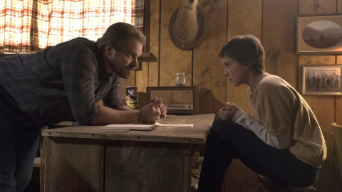 Millie Bobby Brown y David Harbour en Stranger Things. Millie Bobby Brown y David Harbour en 'Stranger Things'.