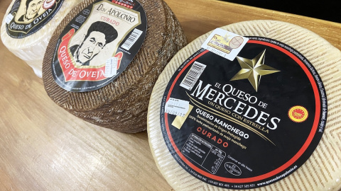 Dos quesos de Don Apolonio y El Queso de Mercedes, de Denominación de Origen en la Fábrica de quesos Don Apolonio en Malagón, Ciudad Real.