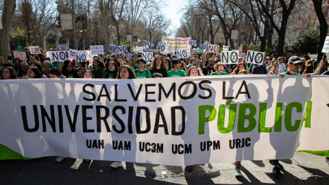 Decenas de personas durante una manifestación por la educación pública, a 23 de febrero de 2025, en Madrid (España). Imagen de archivo.