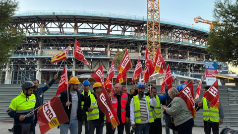 Imatge de la concentració de CCOO contra l'explotació laboral i els acomiadaments de treballadors de les obres del Camp Nou.