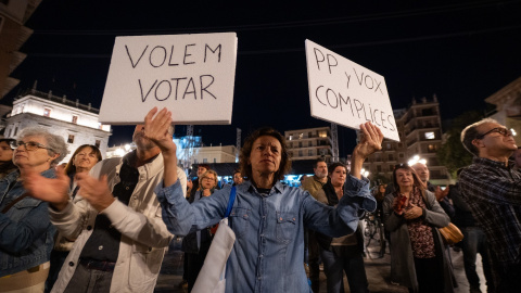 EuropaPress_7074417_persona_sostiene_pancartas_concentracion_anuncio_dimision_president Concentración en Valencia tras la dimisión de Mazón