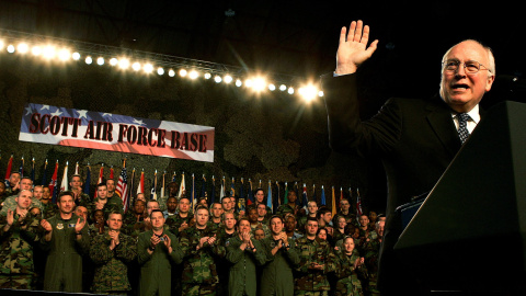 El entonces vicepresidente de EEUU, Dick Cheney, se dirige al personal de la Fuerza Aérea en la Base Aérea Scott (Illinois), en marzo de 2006.