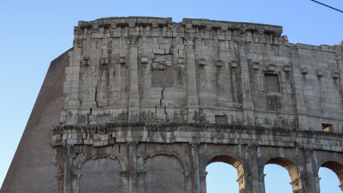 Vista de las grietas del Coliseo de Roma. Vista de las grietas del Coliseo de Roma.