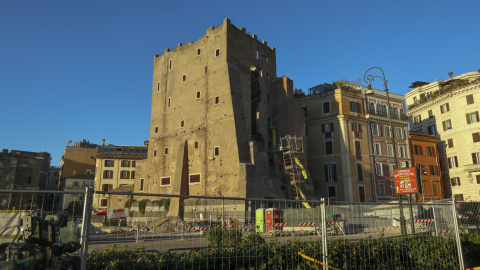 Vista de la Torre de los Conti, un edificio medieval situado en pleno centro histórico de Roma, que sufrió un derrumbe parcial en el que murió un operario. Vista de la Torre de los Conti, un edificio medieval situado en pleno centro histórico de Roma, que sufrió un derrumbe parcial en el que murió un operario.