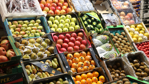 Caixes de fruites i verdures exposades Caixes de fruites i verdures exposades