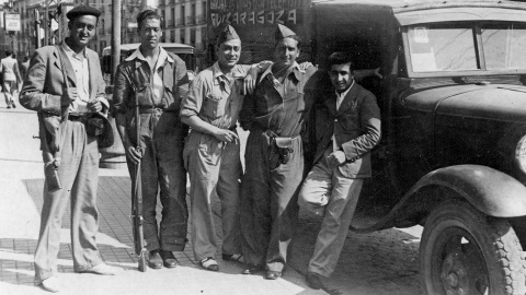 Voluntarios del bando franquista junto a la plaza Constitución de Zaragoza.