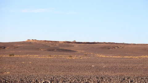 A lo lejos, el muro construido por Marruecos para frenar al pueblo saharaui durante la guerra.