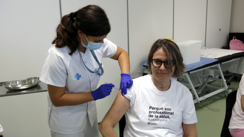 Una infermera administra la vacuna contra la grip a una altra professional de la salut al CAP Bordeta Magraners de Lleida