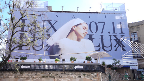 Cartell del nou disc de Rosalía, 'Lux', al centre de Barcelona