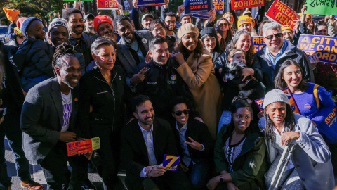 Maurice Mitchell, director nacional del Partido de las Familias Trabajadoras; Letitia James, fiscal general de Nueva York; y Zohran Mamdani posan con votantes durante la jornada de elecciones a la alcaldía de Nueva York, en Brooklyn. Maurice Mitchell, director nacional del Partido de las Familias Trabajadoras; Letitia James, fiscal general de Nueva York; y Zohran Mamdani posan con votantes durante la jornada de elecciones a la alcaldía de Nueva York, en Brooklyn.