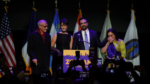 Zohran Mamdani junto a su esposa Rama Duwaji, su madre Mira Nair y su padre Mahmood Mamdani tras ganar las elecciones a la alcaldía de Nueva York de 202. REUTERS/Jeenah Moon
