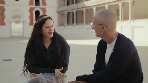 La cantante Rosalía durante su entrevista con el DJ neocelandés Zane Lowe.