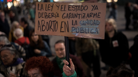 Concentración para exigir el aborto libre Una persona con un pancarta durante una concentración para exigir el aborto libre en la Sanidad Pública.