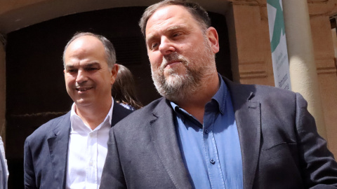 El president d'ERC, Oriol Junqueras, a l'acte d'Òmnium amb el secretari general de Junts, Jordi Turull, darrere El president d'ERC, Oriol Junqueras, a l'acte d'Òmnium amb el secretari general de Junts, Jordi Turull, darrere