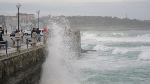 La AEMET eleva a naranja el aviso por viento y fuerte oleaje en Cantabria La AEMET eleva a naranja el aviso por viento y fuerte oleaje en Cantabria
