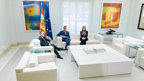 El secretario general de Junts, Jordi Turull; el presidente del Gobierno, Pedro Sánchez, y la portavoz del Grupo Parlamentario Junts, Miriam Nogueras, durante un encuentro, en el Palacio de La Moncloa El secretario general de Junts, Jordi Turull; el presidente del Gobierno, Pedro Sánchez, y la portavoz del Grupo Parlamentario Junts, Miriam Nogueras, durante un encuentro, en el Palacio de La Moncloa
