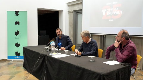 El tinent d'alcalde, Quim Ayats, el president del Col·lectiu de Crítics, Guillem Terribas i el tècnic del cinema, Carles Ribas, durant la roda de premsa El tinent d'alcalde, Quim Ayats, el president del Col·lectiu de Crítics, Guillem Terribas i el tècnic del cinema, Carles Ribas, durant la roda de premsa