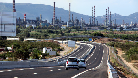 Imatge del primer tram de l'A-27, ja en funcionament, amb la petroquímica al fons.