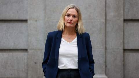 La ensayista e historiadora Sophie Baby frente a la redacción de 'Público'.