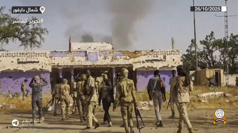 Fotograma de un vídeo difundido por la cuenta de Telegram de las Fuerzas de Apoyo Rápido (FAR) el 26 de octubre de 2025 en el que los combatientes celebran la toma de Al-Fasher, en Darfur (Sudán)