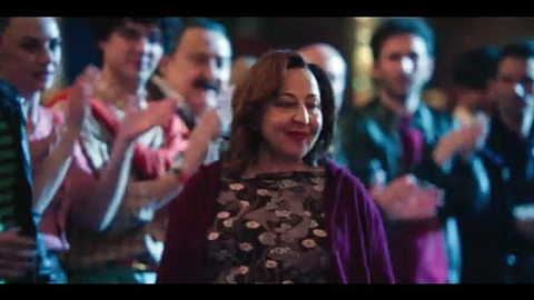 El tráiler de ‘Aída y vuelta’ ya está disponible, marcando el inicio de la cuenta atrás para el salto a la gran pantalla de los personajes de la serie de televisión. El largometraje, dirigido por Paco León y escrito junto a Fer Pérez, se estrenará en cines el 30 de enero de 2026.<br />