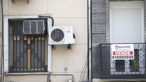 Cartel de 'se vende' Cartel de 'se vende' en el balcón de un piso de un edificio de Madrid.Eduardo Parra / Europa Press19 julio 2019, inmobiliaria19/7/2019