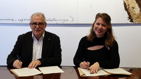 El tinent d'alcaldia d'Economia de l'Ajuntament de Barcelona, Jordi Valls, i la presidenta de BComú, Janet Sanz, signen l'acord sobre les ordenances fiscals El tinent d'alcaldia d'Economia de l'Ajuntament de Barcelona, Jordi Valls, i la presidenta de BComú, Janet Sanz, signen l'acord sobre les ordenances fiscals