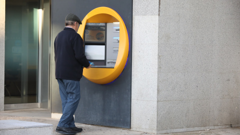dinerocajero Un hombre saca dinero en un cajero automático Madrid