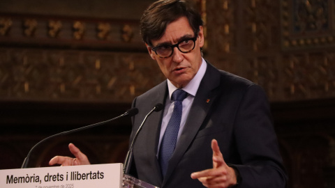 El president Salvador Illa en l'acte de commemoració de la fundació de l'Assemblea de Catalunya, al Paranimf de la UB.