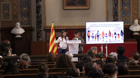 Estudiants de secundària llegeixen els testimonis de la lluita antifranquista a l'acte celebrat a la UB: